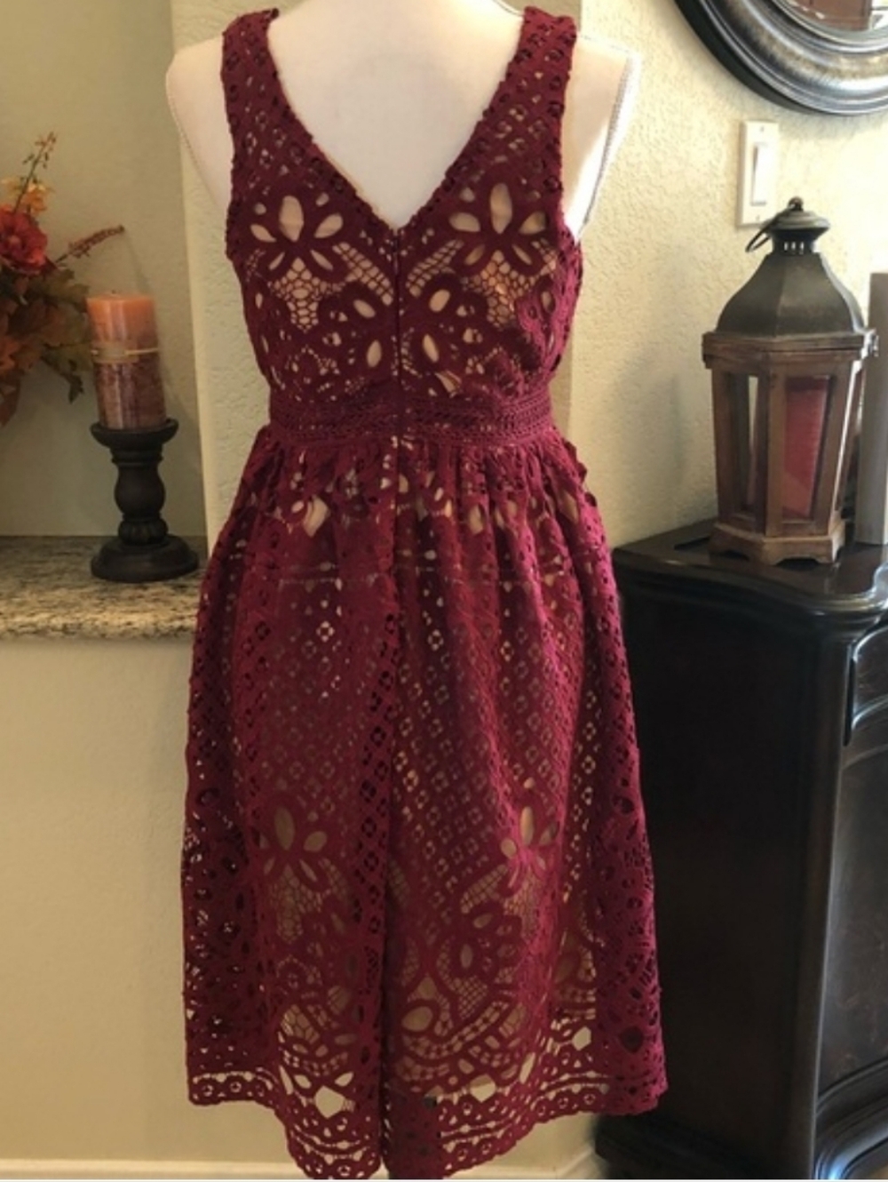 Women's Burgundy Lace Sleeveless V-Neck Dress